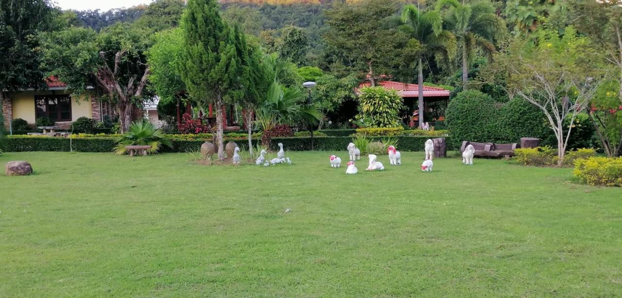 Baanphuthadol Hotel Mae Hong Son Buitenkant foto