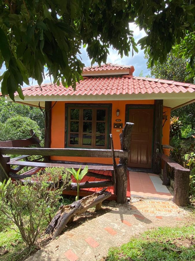 Baanphuthadol Hotel Mae Hong Son Buitenkant foto