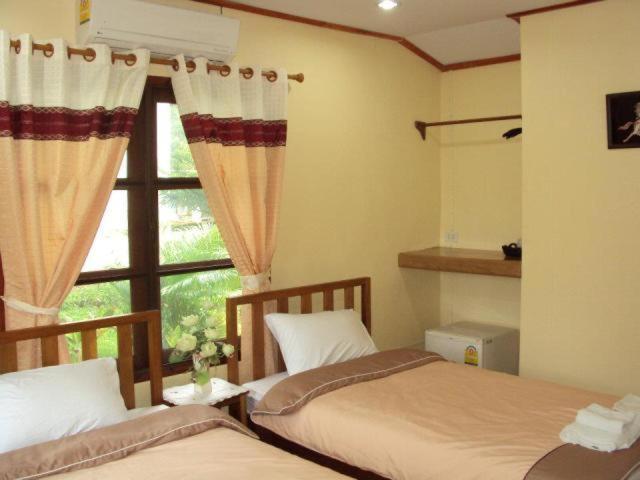 Baanphuthadol Hotel Mae Hong Son Buitenkant foto