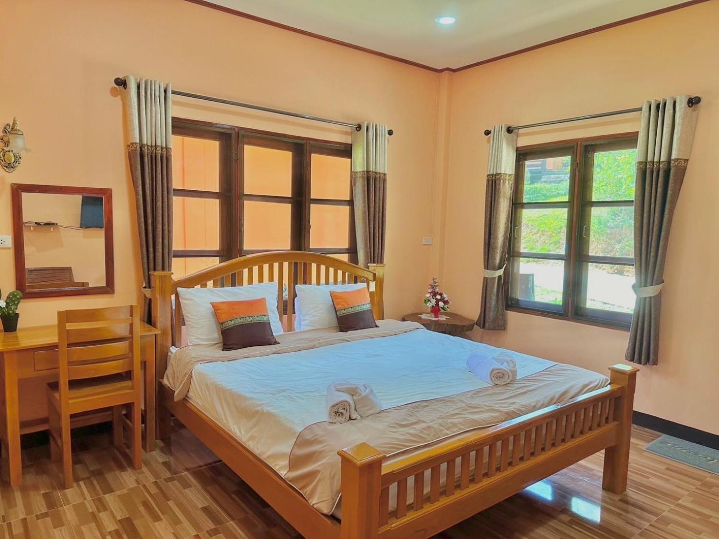 Baanphuthadol Hotel Mae Hong Son Buitenkant foto