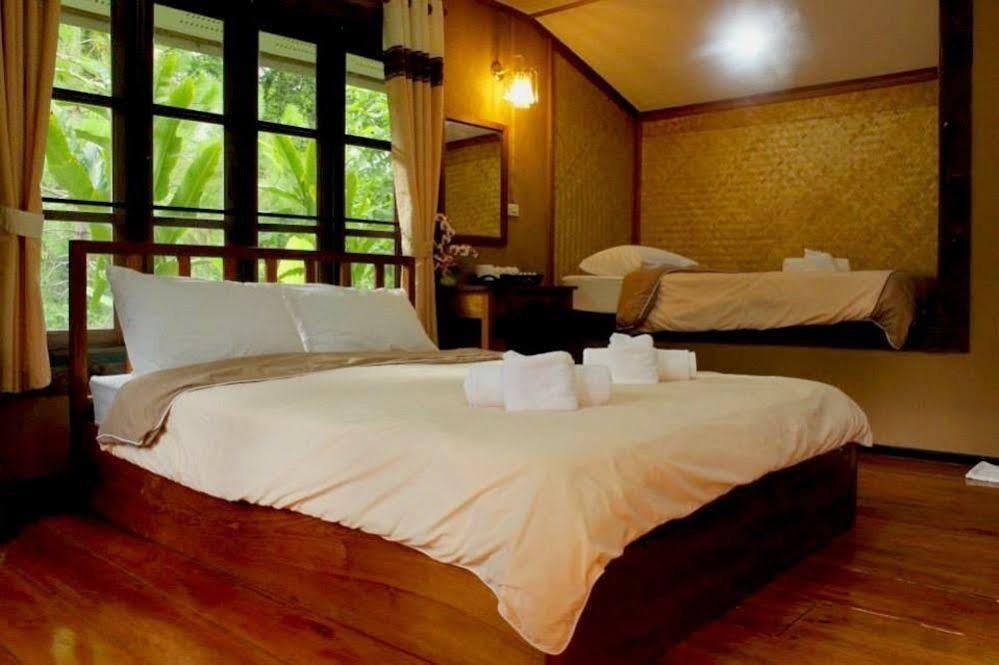 Baanphuthadol Hotel Mae Hong Son Buitenkant foto