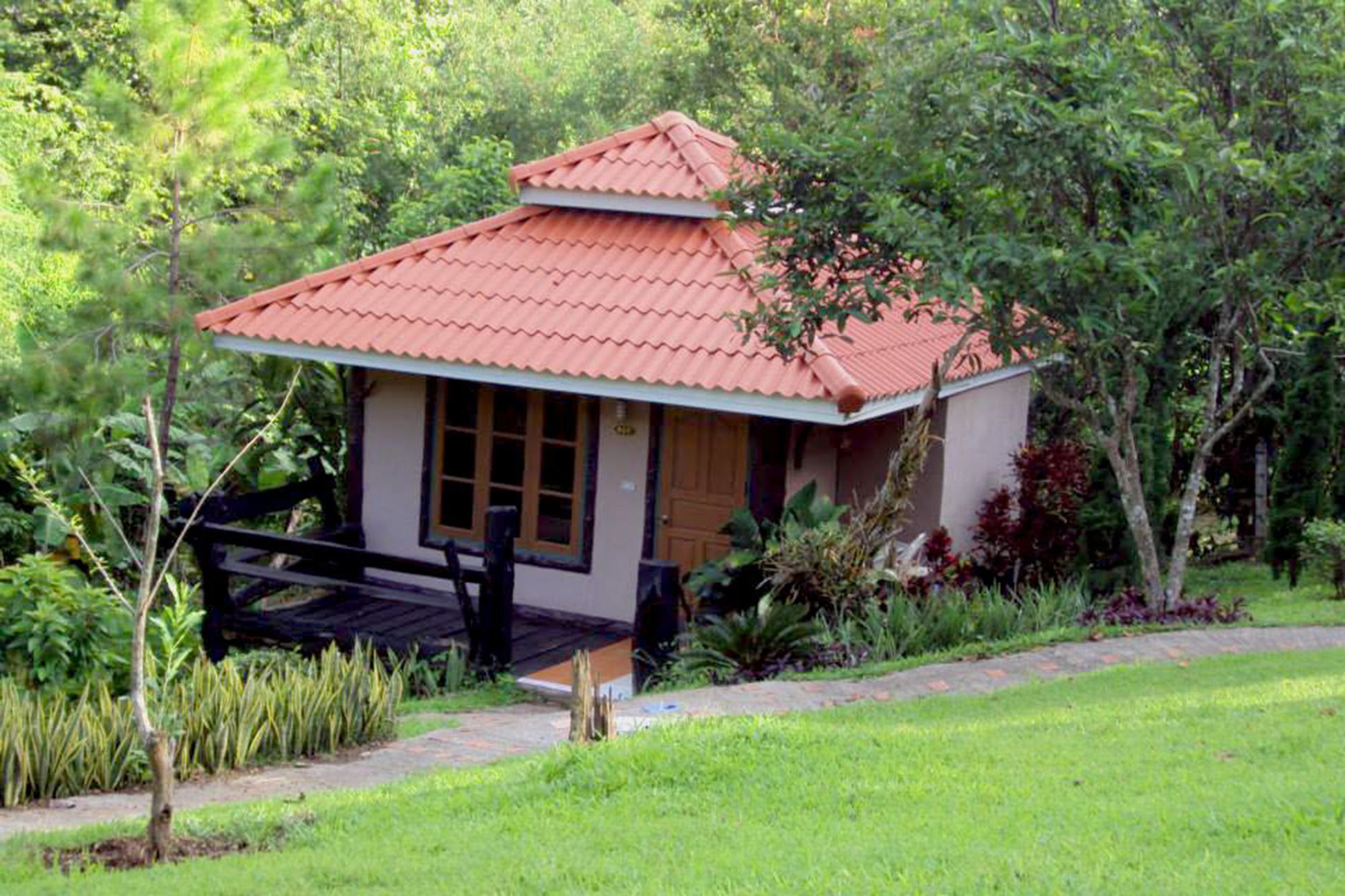 Baanphuthadol Hotel Mae Hong Son Buitenkant foto
