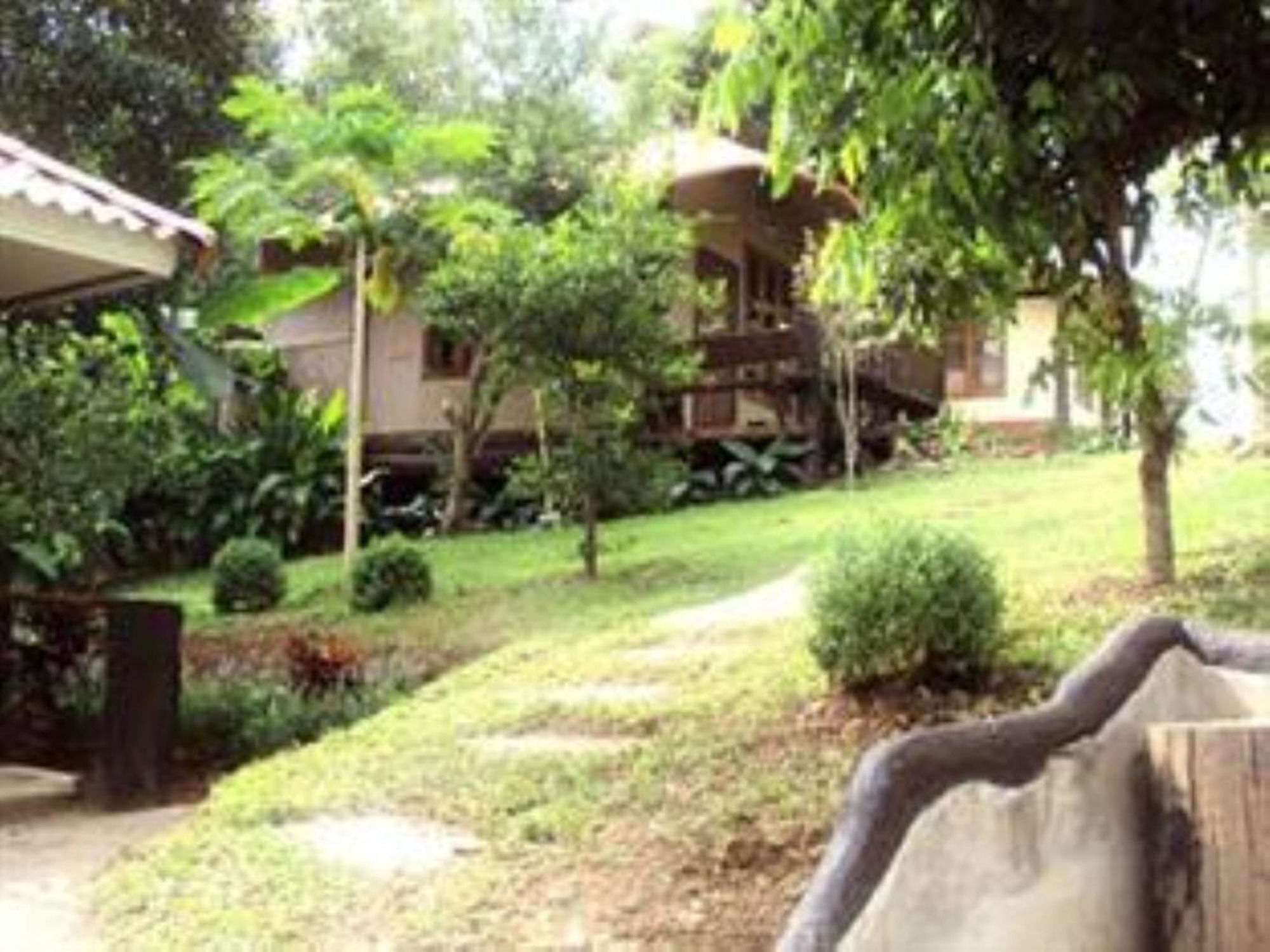 Baanphuthadol Hotel Mae Hong Son Buitenkant foto
