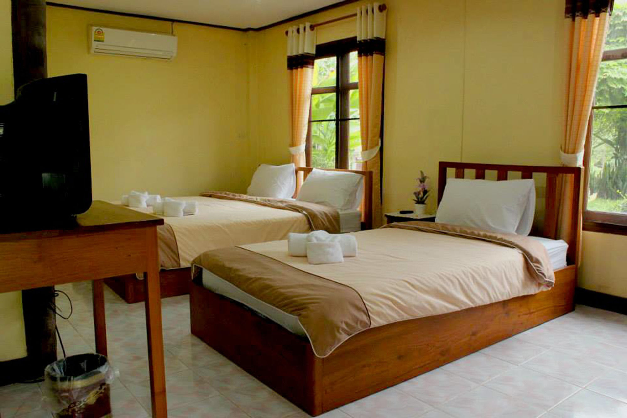 Baanphuthadol Hotel Mae Hong Son Buitenkant foto