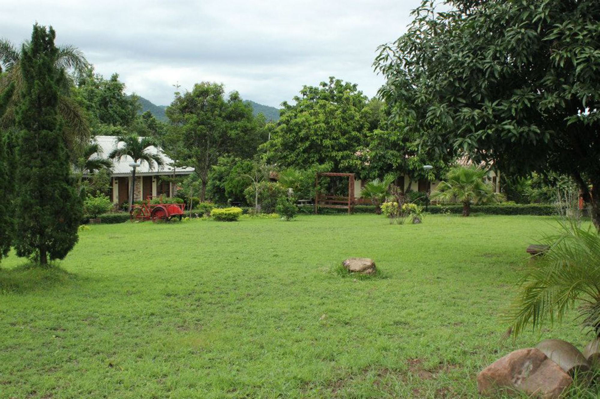Baanphuthadol Hotel Mae Hong Son Buitenkant foto