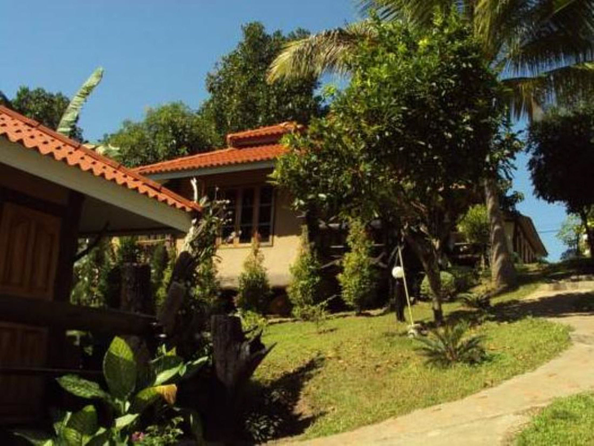 Baanphuthadol Hotel Mae Hong Son Buitenkant foto