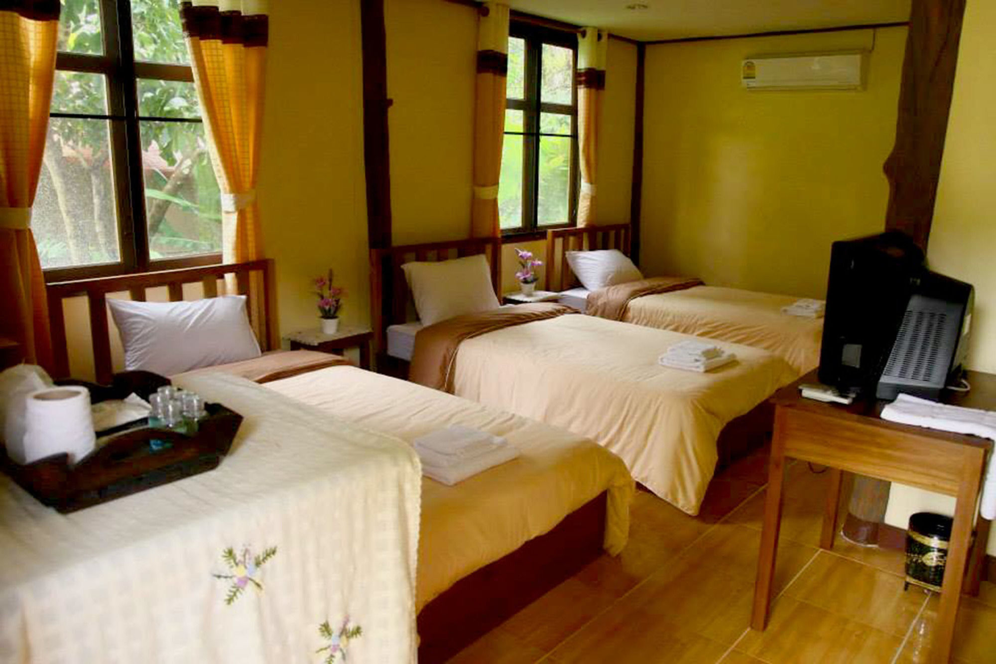 Baanphuthadol Hotel Mae Hong Son Buitenkant foto