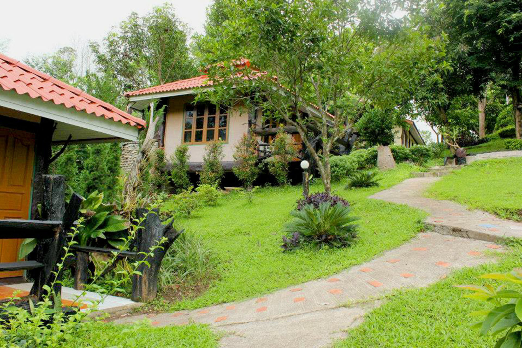 Baanphuthadol Hotel Mae Hong Son Buitenkant foto