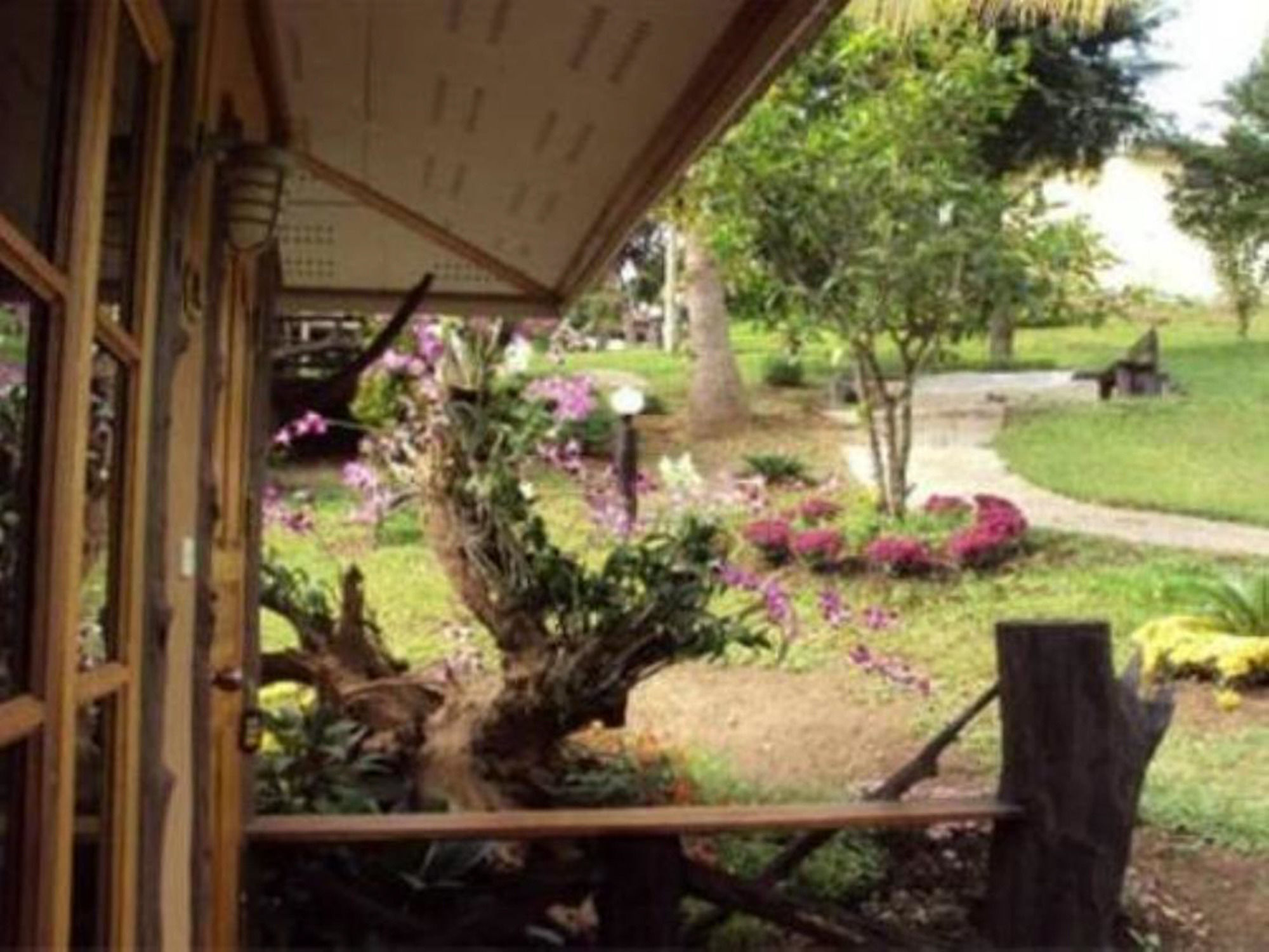 Baanphuthadol Hotel Mae Hong Son Buitenkant foto