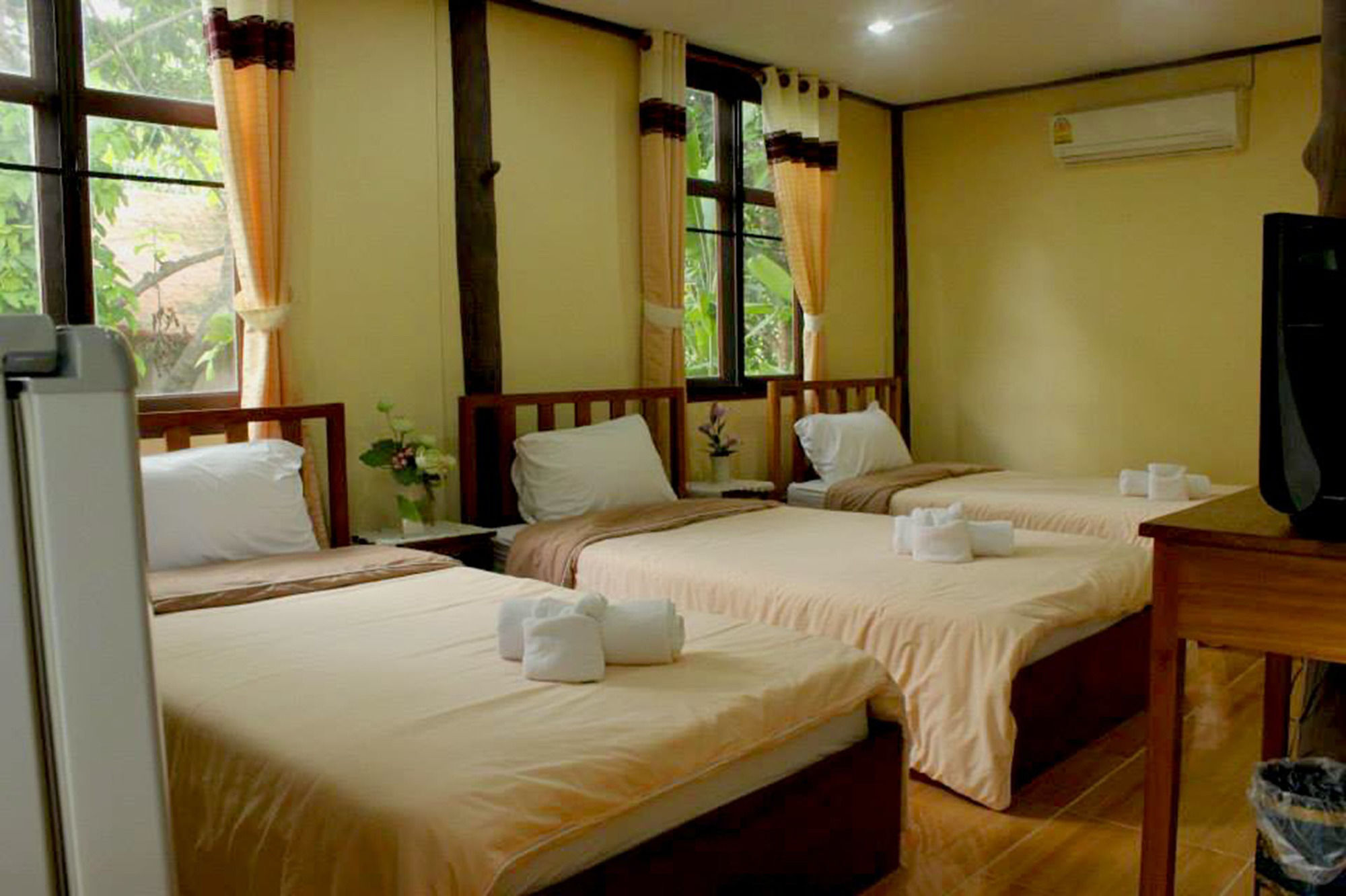 Baanphuthadol Hotel Mae Hong Son Buitenkant foto