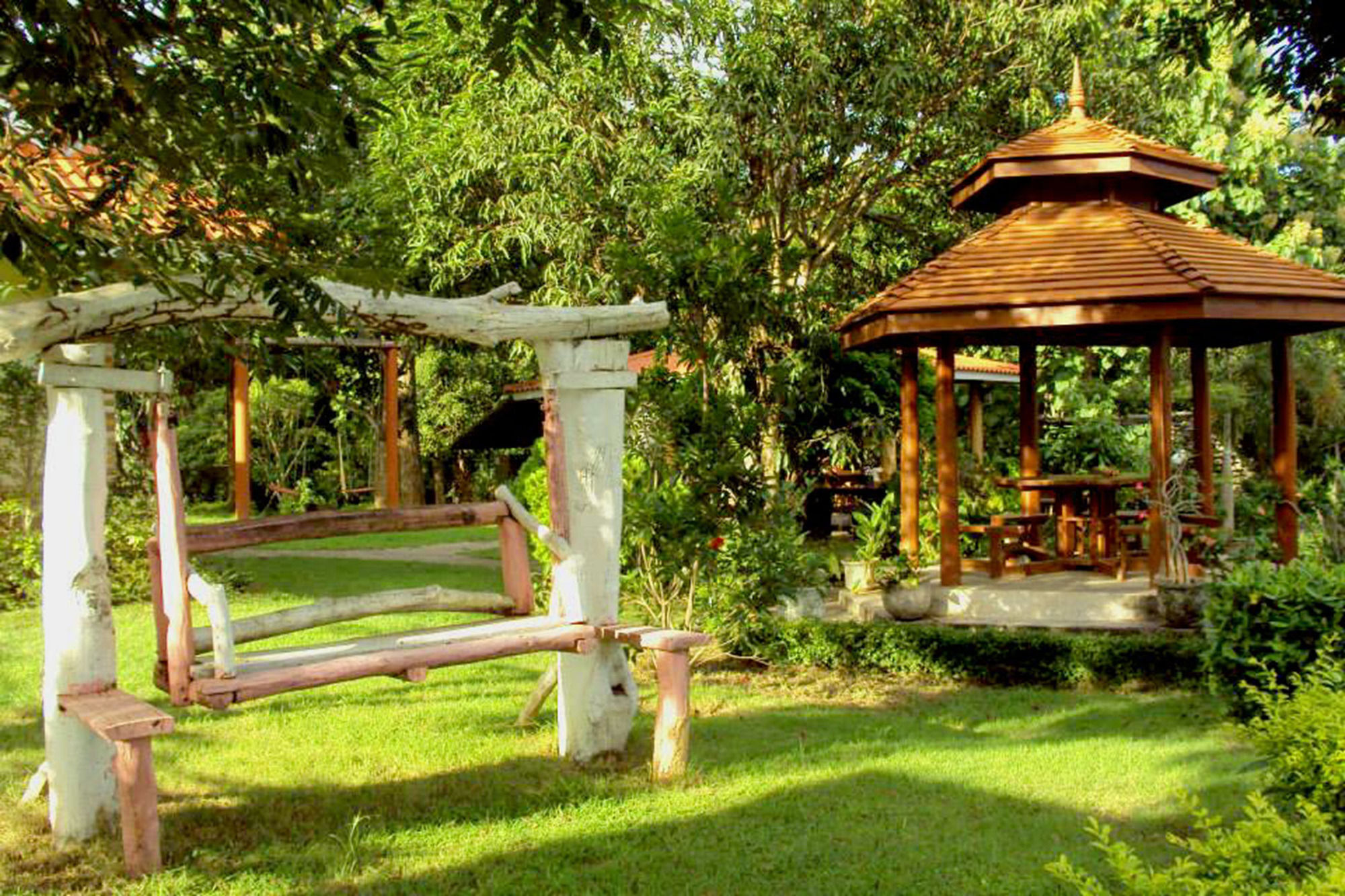 Baanphuthadol Hotel Mae Hong Son Buitenkant foto