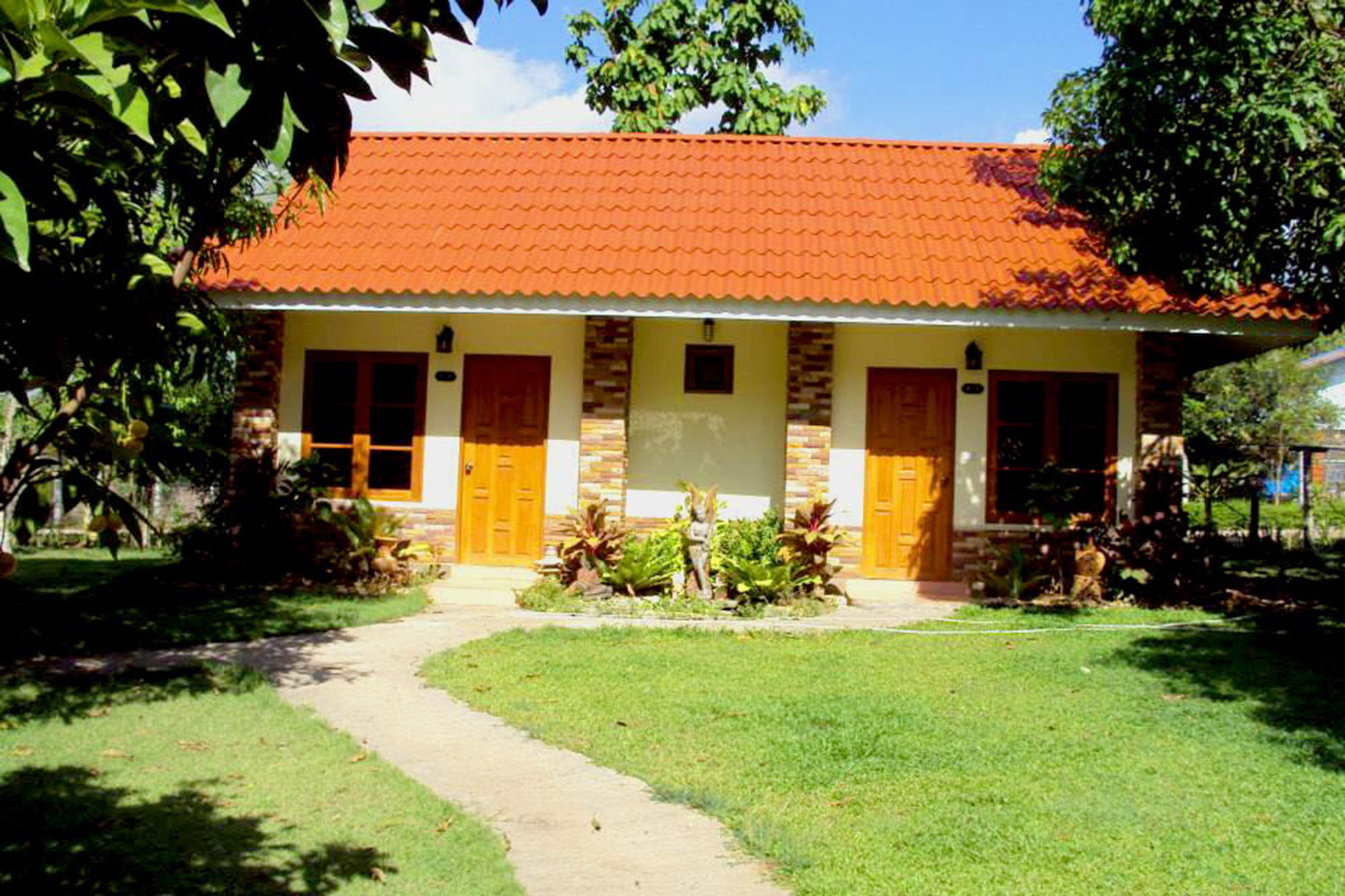 Baanphuthadol Hotel Mae Hong Son Buitenkant foto