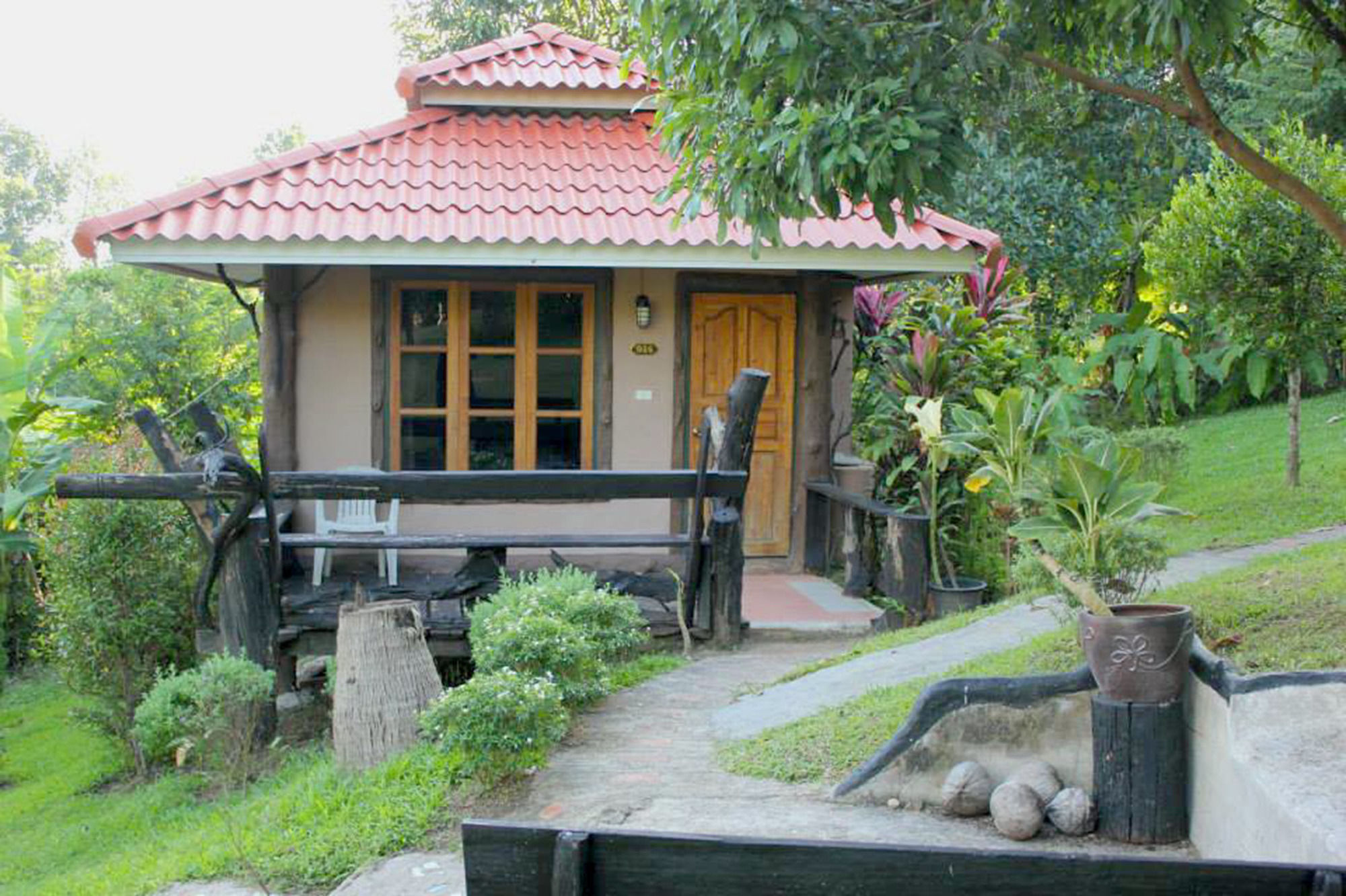 Baanphuthadol Hotel Mae Hong Son Buitenkant foto